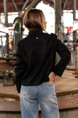 Chaqueta tipo biker de efecto gamuza en color verde militar, con cierre diagonal metálico, solapas clásicas y detalles de cierres en los bolsillos laterales.