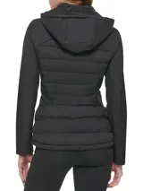 Campera ligera Calvin Klein de técnica mixta, con cuerpo acolchado y mangas lisas. Presenta cuello alto con capucha, cierre frontal de cremallera y bolsillos laterales con cierre.