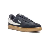 Championes urbanos Fila Champion Court 80 para hombre, en color negro con detalles en beige y suela de goma tostada. Confeccionados en material sintético y gamuza, con el logo clásico de la marca bordado en el lateral y en la lengüeta.