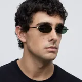 Lentes de sol ovalados con montura dorada y lentes verdes.