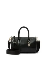 Mini bolso de viaje negro de cuero sintético ultrasuave, con formato cilíndrico, asas superiores y correa bandolera ajustable y desmontable con herrajes dorados.