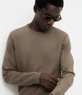Suéter de punto para hombre, con cuello redondo, diseño básico y puños acanalados. Confeccionado en una mezcla de viscosa, poliéster y poliamida.