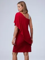 Vestido corto negro de RM Richards, con un hombro descubierto y una manga corta con volado. Presenta un aplique de lentejuelas plateadas en el tirante.