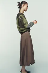 Jersey de cuello pico y manga larga, con estampado de rombos en tonos marrón, verde y gris, y acabados en rib.