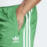 Short deportivo Adidas Adicolor Firebird color verde con tres tiras blancas a los costados y logo bordado en blanco.