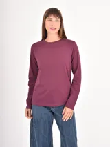 Remera de manga larga con cuello redondo, confeccionada en tejido de punto liso.