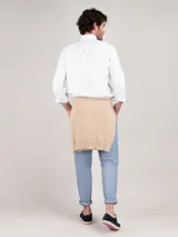 Camisa blanca de corte regular fit, cuello button-down, manga larga con puño simple y logo bordado en el pecho. Confeccionada en tejido oxford compuesto por 93% algodón y 7% algodón reciclado.