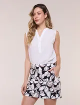 Falda con short interno integrada, de la marca Zac & Rachel, con diseño estampado floral en tonos blancos, negros y marrones. Cuenta con pretina ancha elastizada y bolsillos delanteros.