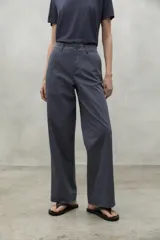 Pantalón de vestir gris de corte recto y tiro medio, con bolsillos laterales y traseros.