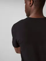 Pack de tres remeras de algodón elástico color negro, con cuello redondo y logo bordado en el bajo.