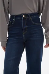 Pantalón de jean azul oscuro, de corte ancho y tiro alto.