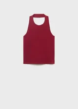 Top de punto fino con cuello halter y espalda descubierta con detalle de aro metálico. Diseño entallado sin mangas.