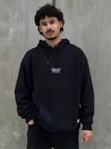 Canguro negro con capucha ajustable con cordones, bolsillo tipo canguro y logo "Osten Club" estampado en el pecho. Corte oversize.