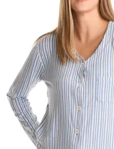 Conjunto de pijama compuesto por una remera de manga larga con escote en V, abertura frontal con botones y bolsillo aplicado, y un pantalón con cintura elástica y lazo de ajuste. Presenta un estampado animal print en tonos neutros.