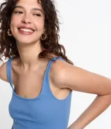 Vestido midi blanco acanalado, de algodón sostenible, con escote cuadrado y tirantes medios.