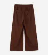 Pantalón palazzo marrón de talle alto y pierna ancha, confeccionado en sarga de algodón y liocel, con cintura elástica y bolsillos laterales.
