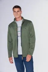 Campera deportiva de tejido tipo polar en color gris jaspeado, con cuello alto, cierre frontal completo, bolsillos laterales y bolsillo en el pecho con cierre. Presenta detalles en cuero sintético y logo bordado en el pecho.