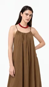 Vestido largo negro de corte amplio y fluido, con escote fruncido y tirantes finos dobles.