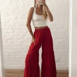 Pantalón palazzo rojo con cintura elástica y diseño escalonado.