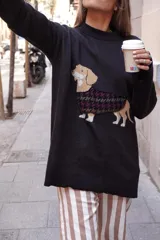 Sweater tejido en algodón color crema, talle único oversize, con estampado de perro salchicha con capa escocesa.