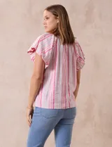 Blusa Cupio de lino estampado a rayas rosas y blancas, con escote en V y aplique de crochet en el frente. Tiene mangas cortas amplias.