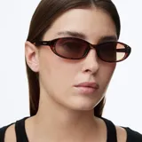 Lentes de sol con montura ovalada de diseño carey y lentes polarizadas en color marrón. Cuentan con protección UV400 y recubrimiento resistente a rayaduras.