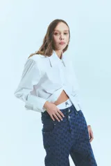 Pantalón de jean azul denim de tiro bajo y corte oversize, con grabado láser del monograma de la marca.