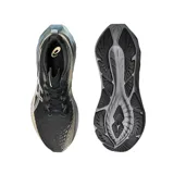 Championes de running Asics Novablast 4 Platinum, color negro con detalles en dorado y entresuela gris con acabado iridiscente. Presenta tecnología FF Blast+ en la suela para mayor amortiguación.