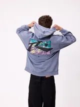 Canguro con capucha de color negro con efecto lavado, manga larga y bolsillo frontal. Presenta un estampado gráfico en la espalda con el logo de la marca y motivos abstractos en tonos violeta y amarillo.