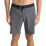 Short de baño Roark Passage color gris, con cintura combinada en color negro y cordón de ajuste frontal. Confeccionado en tejido de poliéster y spandex de secado rápido.