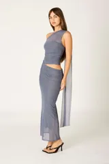 Vestido midi de organza color gris azulado, con diseño asimétrico de un solo hombro, detalle de frunces en el torso y abertura lateral en la cintura.