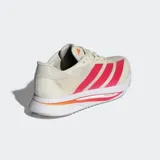 Championes de running Adidas Adizero SL 2, color crema con tres franjas laterales en color fucsia. La mediasuela es blanca con detalles en naranja y lleva la inscripción "LIGHTSTRIKE PRO".