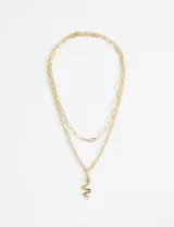 Collar doble dorado con cadena de eslabones y dije de serpiente con incrustaciones de piedras de colores.