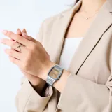 Reloj Casio modelo AQ230A con diseño retro, caja de acero inoxidable plateado y esfera color champagne. Presenta un sistema híbrido con agujas analógicas y pantalla digital multifunción.
