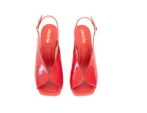 Sandalias de tacón alto en charol color rojo tomate, con punta cuadrada, taco ancho y tira ajustable en el talón con hebilla dorada.