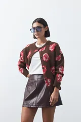 Minifalda de cuero sintético con corte en A y diseño minimalista.