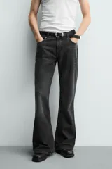 Jeans flare fit de tiro medio, confeccionados en denim de algodón color azul con efecto deslavado. Diseño ajustado en la parte superior y abierto en campana desde la rodilla, con cinco bolsillos y cierre frontal con cremallera y botón.