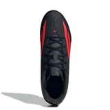 Championes de fútbol Adidas modelo F50 Club, color negro con detalles en rojo vibrante. Presentan un diseño aerodinámico con cordones y textura en la superficie para un mejor control del balón.