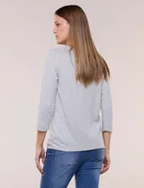 Remera gris melange de manga 3/4 con estampado de rayas finas, escote redondo y detalle de frunce lateral regulable con cordón ajustable.