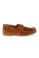 Mocasín de cuero color suela, diseño clásico de náutico con cordones frontales y ojales metálicos, costuras visibles en el empeine y suela de goma.