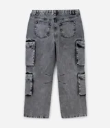 Pantalón de jean con corte recto y efecto desteñido, caracterizado por sus bolsillos cargo funcionales en los laterales y pences en las rodillas. Presenta un diseño utilitario y moderno con cierre frontal y bolsillos clásicos.