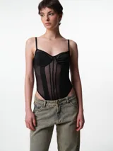 Body negro con copas y diseño semitransparente, con tirantes ajustables y varillas estructuradas.
