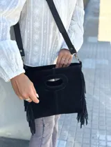 Bandolera negra de cuero con forro interno de tela.