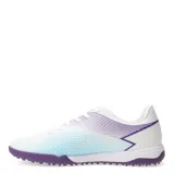 Championes de fútbol 5 Topper modelo Stingray III Mach TF, color blanco con detalles en violeta y celeste. Presentan una estructura sintética ligera con diseño gráfico de líneas y suela con tapones para césped sintético.