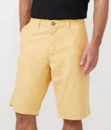 Bermuda masculina de corte recto, confeccionada en sarga de algodón, con bolsillos laterales y traseros.
