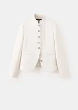 Chaqueta de diseño recto color blanco, con cuello mao, manga larga con puños abotonados, cierre frontal de botones y bolsillos de ribete delanteros.