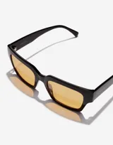 Lentes de sol unisex Hawkers modelo Mate Black Mustard Eco, con montura cuadrada negra y cristales color mostaza.