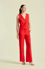 Pantalon sastrero color beige, de corte recto y lineas limpias, disenado para ofrecer un estilo elegante y versatil.