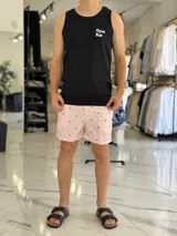 Musculosa blanca con estampado negro en la espalda con diseño tipográfico y gráfico inspirado en información nutricional humorística.
