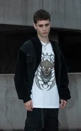 Remera blanca de corte holgado con estampa frontal de un perro chihuahua con diseño gótico, rodeado de elementos ornamentales y una calavera.